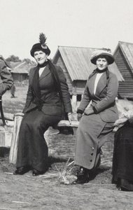 Maria Evgenyevna Golovina, Sekretärin von Rasputin rechts und Julia Alexandrovna Den, 1912-1913