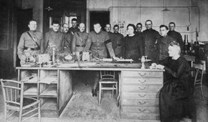 Marie Curie, polnisch-französische Physikerin, am Institut für Radium, Paris, 1919 von Unbekannt
