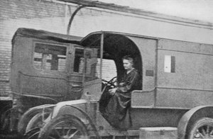 Marie Curie, in Polen geborene französische Physikerin, fährt ein in eine radiologische Einheit umgebautes Auto, 1914