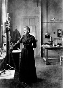 Marie Curie, polnisch-französische Physikerin in ihrem Labor, 1912 von Unbekannt
