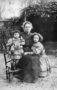 Marie Curie, polnisch-französische Physikerin, mit ihren Töchtern Eve und Irene, 1908 von Unbekannt
