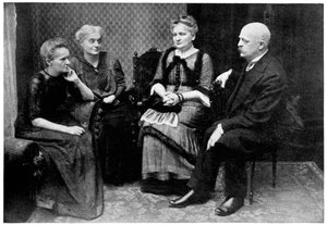 Marie Curie, polnisch-französische Physikerin mit Familienmitgliedern in Warschau, Polen, 1912 von Unbekannt