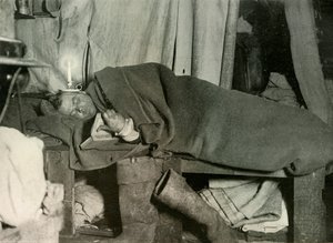 Marston in seinem Bett, um 1908-1909