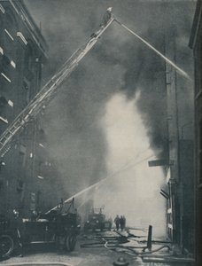 Massierte Kräfte des modernen Feuerwehrmanns gegen einen Stadtbrand, um 1935