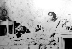 Mathilde Kschessinska, russische Primaballerina, mit ihrem Sohn Volodya, 1910