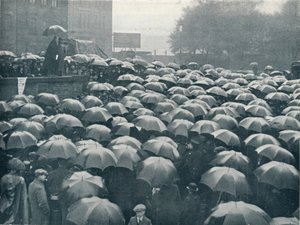 Treffen von Londoner Geschäftsleuten auf dem Tower Hill nach dem Untergang der Lusitania, um 1915 von Unbekannt