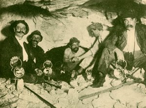 Treffen der beiden Bohrparteien beim Durchstich des Lötschbergtunnels, um 1930 von Unbekannt