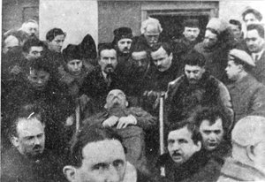 Mitglieder des Zentralkomitees tragen Lenins Sarg, 27. Januar 1924