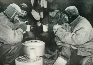 Mitglieder der Polarexpedition beim Essen im Lager von Unbekannt