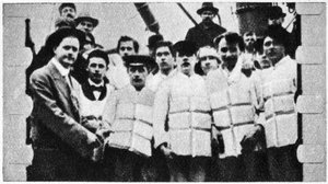 Mitglieder der Besatzung der Titanic in ihren Rettungswesten, 1912 von Unbekannt