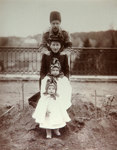 Mitglieder der Familie von Herzog Fyodor Uvarov auf ihrem Landsitz, Porechye, Russland, 1880er von Unbekannt