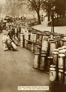 Milchkannen im Hyde Park während des Generalstreiks, London, 1926 von Unbekannt