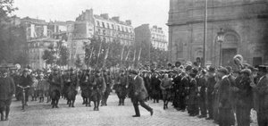 Mobilisierte französische Truppen marschieren in Paris, Frankreich, August 1914 von Unbekannt