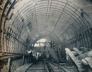Moderne Nachahmung von Piranesi: Nr. 3 Rolltreppentunnel an der Piccadilly Circus Station, 1929 von Unbekannt