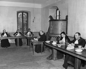 Mönche beim Abendessen im Refektorium, Asile St Leon, Frankreich, ca. 1947-1951