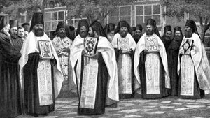 Mönche der griechischen Kirche tragen Bände der Liturgie, Griechenland, 1922 von Unbekannt