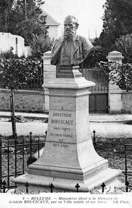 Denkmal für Aristide Boucicaut vor seinem Haus in seiner Heimatstadt Bellême, Frankreich (Lithografie) von Unbekannt