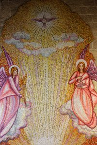 Mosaik in der Kirche Sacro Cuore di Gesù: Engel und Heiliger Geist, Gallipoli, Italien von Unbekannt