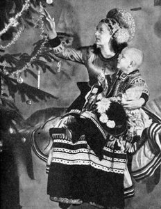 Mutter und Kind mit Weihnachtsbaum, Matyo-Leute, Miskole, Ungarn, 1936 von Unbekannt