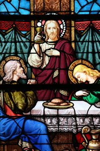 Kathedrale von Moulins. Buntglasfenster: Das letzte Abendmahl, das Jesus mit seinen Aposteln in Jerusalem teilte, 20160603, Moulins, Europa von Unbekannt
