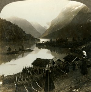 Von Bergen umgebener Loen-See - unvergleichlich in Schönheit und Erhabenheit - vom Seten-Hof, Norwegen, ca. 1905 von Unbekannt