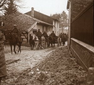 Berittene französische Soldaten mit Artillerie, um 1914-1918