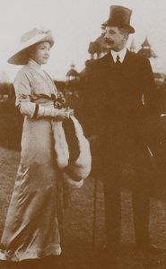 Moura Budberg mit ihrem ersten Ehemann von Benckendorf beim Pferderennen in Berlin, 1913