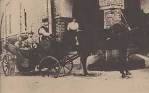 Moura Budberg mit ihrem ersten Ehemann von Benckendorf in einer Kutsche auf ihrem estnischen Anwesen, 1912 von Unbekannt
