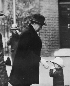 Mr. Churchill bei einer Kabinettssitzung während des Generalstreiks 1926, 1926, 1945 von Unbekannt