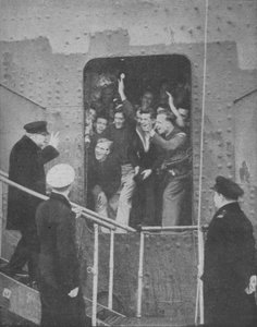 Herr Churchill zeigt das V-Zeichen den jubelnden Mitgliedern der Schiffsbesatzung, 1943-1944