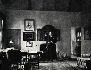 Mr. Churchill in seinem Arbeitszimmer in Westerham, 1930er Jahre, 1945 von Unbekannt