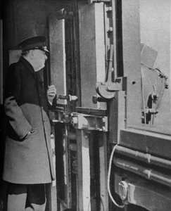 Herr Churchill auf der Brücke des Kriegsschiffs von Unbekannt