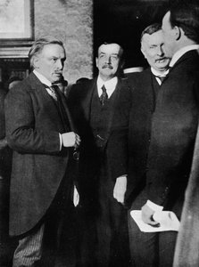 Mr. Lloyd George, Mr. Runciman und Mr. Henderson im Park Hotel, Cardiff, nach ihrem Interview von Unbekannt