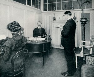 Mr. Sandow bei seiner täglichen Korrespondenz, ca. 1898