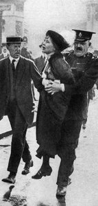 Mrs Pankhurst, verhaftet vor dem Buckingham Palace, London, 1914