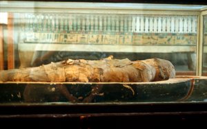 Mumie in Bandagen gewickelt und auf dem Boden eines Sarges liegend, Antikes Ägypten von Unbekannt