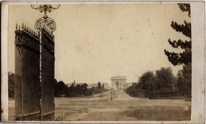 Gemeinde von Paris (1871): Blick auf Porte Maillot und den Arc de Triomphe. Anonyme Fotografie. Druck auf Karton Maße 17x8 cm von Unbekannt