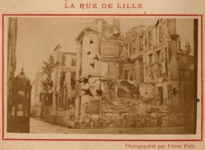 Gemeinde von Paris (1871): Blick auf die zerstörten Gebäude in der Rue de Lille in Paris im Mai 1871. Fotografie von Pierre Pepetit. Druck auf Karton, Dim. 9x5,4 cm
