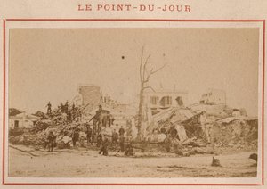 Gemeinde von Paris (1871): Blick auf die Ruinen im Viertel Point-du-Jour in Paris im Mai 1871. Fotografie von Pierre Pepetit. Druck auf Karton, Maße 9x5,4 cm