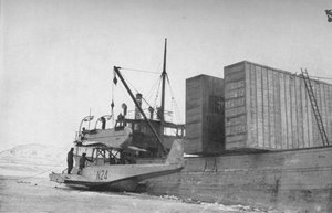 N24 auf den Derricks des Hobby in Kings Bay, um 1925, 1928 von Unbekannt