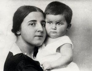 Nadezhda Alliluyeva, zweite Frau von Josef Stalin, und ihre Tochter Svetlana Alliluyeva, 1927 von Unbekannt