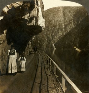 Schmaler Felsvorsprung, wo die Straße zu den Voring-Fällen am tiefen Wasser des Oifjord-Sees vorbeiführt, Norwegen von Unbekannt