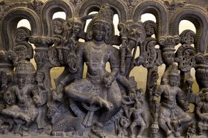 Nationalmuseum von Indien, Delhi. Lintel, der die Dreifaltigkeit (Brahma, Vishnu und Shiva) zeigt. Kakatiya