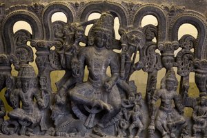 Nationalmuseum von Indien, Delhi. Lintel, der die Dreifaltigkeit (Brahma, Vishnu und Shiva) zeigt. Kakatiya