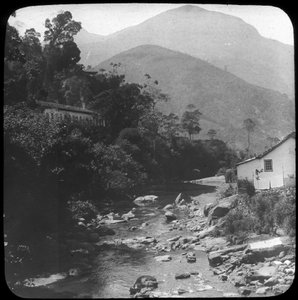In der Nähe von Petrópolis, Rio de Janeiro, Brasilien, späte 19. oder frühe 20. Jahrhundert von Unbekannt