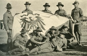 Neuseeländische Soldaten mit erbeuteter deutscher Flagge, Erster Weltkrieg von Unbekannt