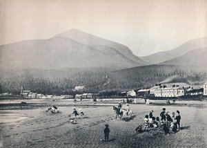 Newcastle, Co. Down. - Der Strand mit Slieve Donard, 1895