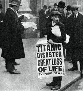 Zeitungsjunge mit Nachrichten über die Titanic-Katastrophe, 14. April 1912 von Unbekannt