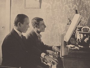 Nijinsky und Maurice Ravel am Klavier, spielen eine Partitur von Daphnis und Chloe