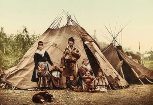 Norwegen. Lappen (Samen) - Familie vor einem Zelt von Unbekannt